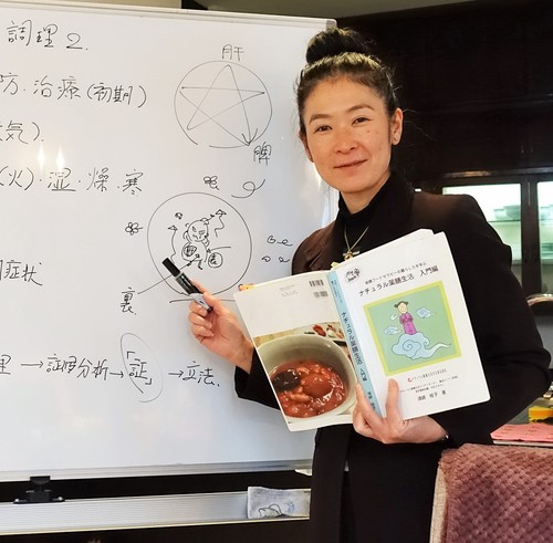 薬膳コースで講義する薬膳ライフコーチ須崎桂子